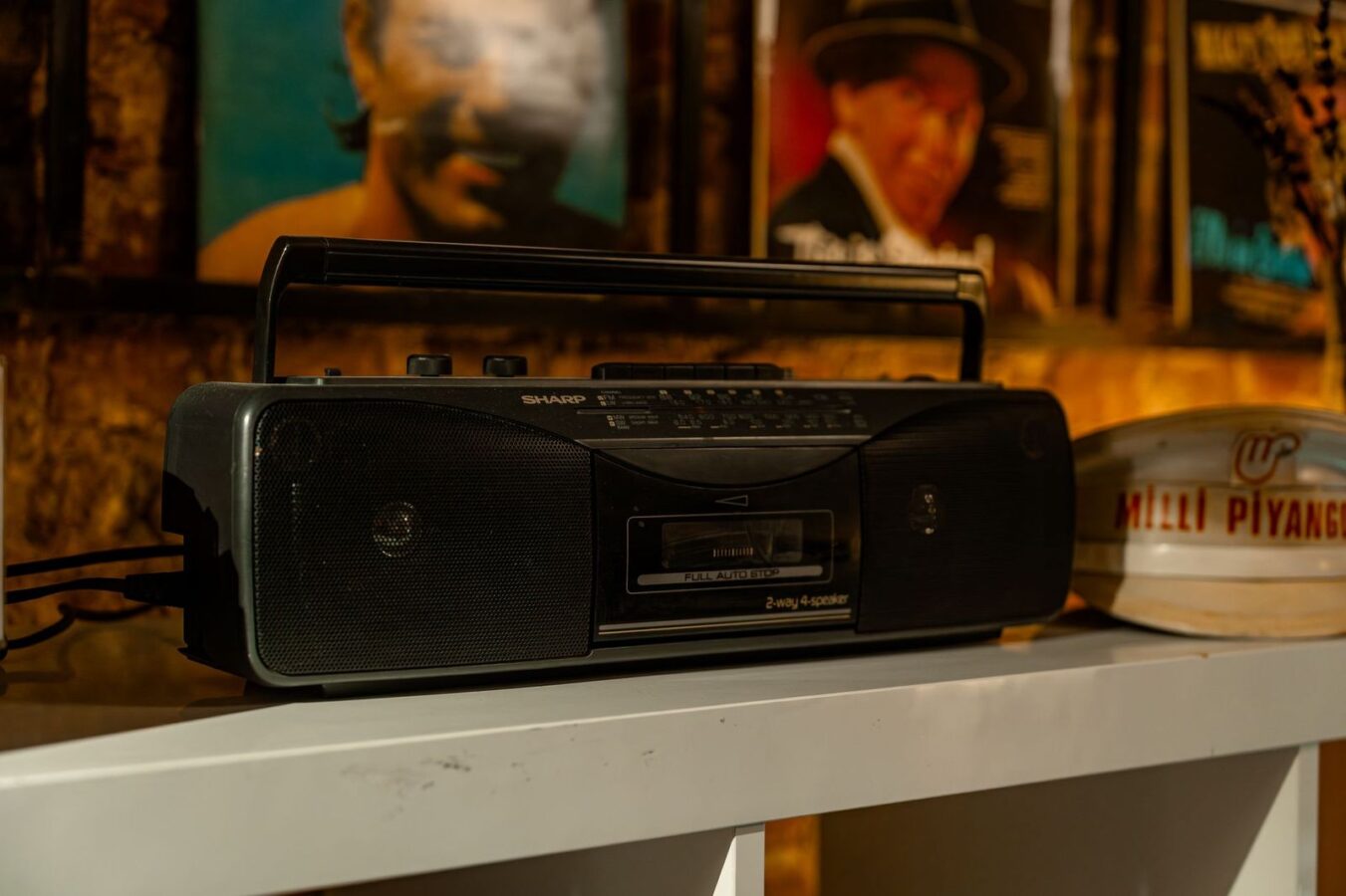 Una radiocasetera antigua sobre una repisa