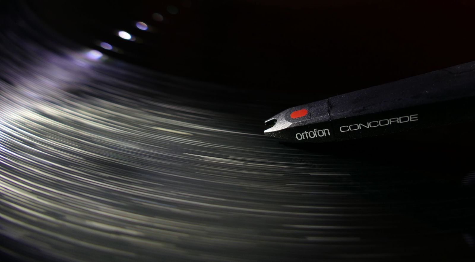 Primer plano de un disco de vinilo girando bajo la aguja